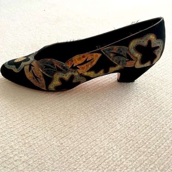 Gomez Rivas Black Pump Heel Shoes With Floral design size 7.5 - Picture 1 of 8